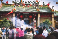 Việc cúng lễ hay xem phong thủy ngày càng được quan tâm Ảnh: Internet