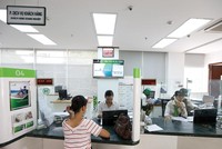 Các ngân hàng lớn như Vietcombank, BIDV, Agribank... vừa đồng loạt giảm lãi suất cho vay với đối với 5 lĩnh vực ưu tiên của Chính phủ. Trong ảnh: Giao dịch tại Vietcombank. Ảnh: Đức Thanh