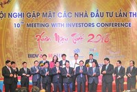 Dưới sự chứng kiến của Thủ tướng Chính phủ và Lãnh đạo các Ban, Bộ, ngành Trung ương, lãnh đạo tỉnh Nghệ An đã trao Giấy chứng nhận Đăng ký đầu tư cho 9 dự án và ký kết 16 thỏa thuận ghi nhớ, hợp tác đầu tư vào Nghệ An với tổng số vốn hơn 13.000 tỷ đồng tại Hội nghị Xúc tiến đầu tư lần thứ 10 của năm 2018