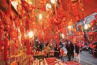 Với người Việt, tặng quà dịp Tết Nguyên đán là một cách trang trọng để thể hiện tình cảm 