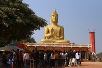 Ngôi chùa ở Ka Rôn (Lào) có tuổi đời từ lâu, được cho là linh thiêng nên cứ vào dịp tết cổ truyền, nhiều người Việt lại sang đây để cầu may mắn.