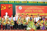 Bí thư Thành ủy Đỗ Đình An, Chủ tịch UBND TP. Thái Bình Nguyễn Ngọc Ý tặng hoa các doanh nhân hội viên Hội Doanh nghiệp TP. Thái Bình nhân Ngày Doanh nhân Việt Nam.