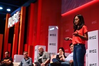 Linh Phạm, nhà sáng lập LOGIVAN thuyết trình tại RISE 2018.