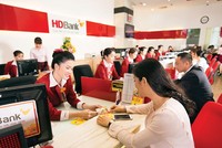 Hầu hết nhà băng đều bắt đầu làm việc trở lại trong sáng 11/2. Trong ảnh: Giao dịch tiền gửi tại Ngân hàng HD Bank.