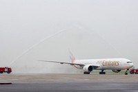 Lễ phun nước truyền thống chào đón chuyến bay đầu tiên của Emirates từ Dubai - Hà Nội hồi tháng 8/2016