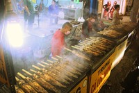 Đỏ lửa thâu đêm nướng hàng nghìn cá lóc cho ngày vía Thần tài