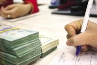 Nhiều ngân hàng đang phải tăng mạnh dự phòng rủi ro do nợ xấu gia tăng. Ảnh: Chí Cường