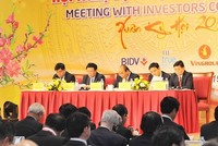 Các đồng chí: Nguyễn Xuân Phúc - Ủy viên Bộ Chính trị, Thủ tướng Chính phủ; Vương Đình Huệ - Ủy viên Bộ Chính trị, Phó Thủ tướng Chính phủ; Nguyễn Chí Dũng - Bộ trưởng Bộ Kế hoạch và Đầu tư; Nguyễn Đắc Vinh - Ủy viên Trung ương Đảng, Bí thư Tỉnh ủy, Trưởng Đoàn ĐBQH tỉnh; Thái Thanh Quý - Ủy viên Dự khuyết Trung ương Đảng, Phó Bí thư Tỉnh ủy, Chủ tịch UBND tỉnh chủ trì hội nghị.