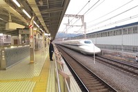 Một đoàn tàu tốc độ cao sử dụng công nghệ động lực phân tán của Nhật Bản.