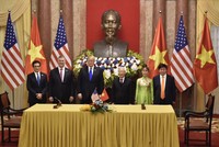 Tổng giám đốc Vietjet Nguyễn Thị Phương Thảo và Ông Kevin McAllister, Chủ tịch kiêm Giám đốc Điều hành của Tập đoàn Boeing ký kết hợp đồng mua 100 tàu bay