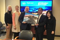 Ông Nguyễn Chí Hiến giới thiệu về niềm năng du lịch của Phú Yên với ngài Joe Terzi, Chủ tịch và Giám đốc điều hành Cục Du lịch San Diego thông qua danh thắng độc đáo quốc gia Gành Đá Dĩa