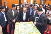 Thủ tướng Chính phủ Nguyễn Xuân Phúc tham quan mô hình Trung tâm Đổi mới sáng tạo Việt Nam. Ảnh: T.H