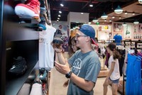 Nhiều nam giới tại TPHCM “đổ xô” đi mua quà dịp 8/3