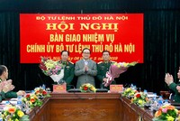 Đồng chí Hoàng Trung Hải chúc mừng Trung tướng Nguyễn Thế Kết và Thiếu tướng Nguyễn Trọng Triển.