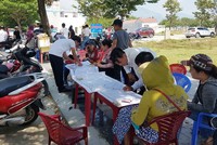 Mua bán đất diễn ra sôi động trên lề đường ở Đà Nẵng - Ảnh: HỮU KHÁ