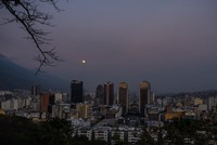 Các tòa nhà cao tầng ở thủ đô Caracas của Venezuela trong đợt mất điện kéo dài cả tuần năm 2016 - Ảnh: Getty