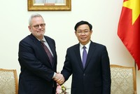 Phó Thủ tướng Vương Đình Huệ tiếp Phó Chủ tịch Phòng Thương mại Hoa Kỳ (USCC) Charles Freeman. Ảnh: VGP/Thành Chung