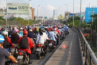 Xe cộ kẹt cứng khu vực cầu Kênh Tẻ sáng 8.3.
Ảnh: PHẠM HỮU