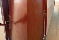 Những mảng xi măng bị bong tróc, thang máy bị hư hỏng nhưng không được sửa chữa.