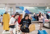 Mang đến cho khách hàng cảm giác thực khi được chạm tay vào sản phẩm sẽ thúc đẩy việc mua sắm tốt hơn, nhất là trong lĩnh vực thời trang.