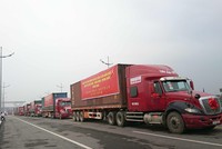 Những chiếc container đầu tiên phía Việt Nam chờ thông quan qua cầu Bắc Luân II. Ảnh Thu Lê.