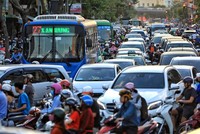 Lưu lượng phương tiện tham gia giao thông tại đường Lê Văn Lương và Nguyễn Trãi hiện rất lớn.