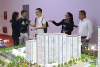 Nhân viên môi giới đang tư vấn cho khách tìm hiểu về dự án.  Ảnh: Việt Dũng