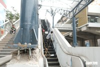 Ban quản lý dự án đường sắt khẳng định những vị trí tường cầu thang nhà ga bị hỏng khi bắt bulông chân cột mái che cầu thang cuốn sẽ được nhà thầu sửa chữa đảm bảo trước khi nghiệm thu dự án - Ảnh: MAI THƯƠNG