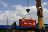 Việc thu phí, lệ phí, các khoản thuế bằng chuyển khoản không ảnh hưởng đến hoạt động xuất nhập khẩu - Ảnh: L.THANH