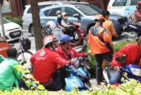 Tài xế Grab và Go-Viet tại TP.HCM. Ảnh: Phúc Minh.