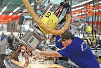 Sản xuất tại Công ty Mercedes-Benz Việt Nam. Ảnh: Lê Toàn