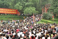 Người dân hành hương về miền đất Tổ để tỏ lòng tri ân công đức tổ tiên.