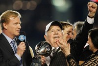 Tom Benson và vợ sau là Gayle đang cùng New Orleans Saints ăn mừng chiến thắng Super Bowl XLIV vào năm 2010. Ảnh: Jonathan Daniel