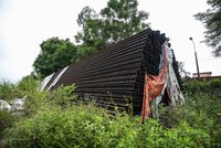 Từ năm 2011 đến nay, Dự án tuyến đường sắt Yên Viên - Phả Lại - Hạ Long - Cái Lân phải dừng, giãn tiến độ do thiếu vốn và chưa xác định cụ thể thời điểm triển khai thực hiện trở lại nên các vật tư thiết bị đã mua sắm nêu trên chưa được sử dụng, lắp đặt hết vào công trình (đến nay vẫn phải trông coi bảo quản).