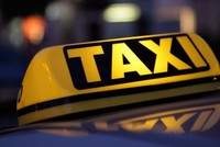 Đề xuất gắn hộp đèn trên nóc xe taxi kết nối với hành khách qua ứng dụng và xe hợp đồng sử dụng hợp đồng điện tử khiến một số chuyên gia quan ngại sẽ làm vô hiệu hoá mô hình kinh tế chia sẻ trong lĩnh vực vận tải đường bộ
