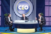 Doanh nhân Đàm Hữu Hoàng bên “Bàn tròn CEO” cùng 2 chuyên gia.