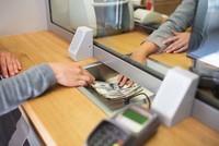 Kiểm soát dòng tiền vào bất động sản cần có lộ trình phù hợp. Ảnh: Shutterstock