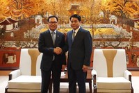 Ông Choi Joo Ho, Tổng giám đốc Tổ hợp Samsung Việt Nam và Chủ tịch Hà Nội Nguyễn Đức Chung.