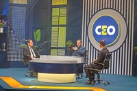 Doanh nhân Nguyễn Hồng Phúc bên Bàn tròn CEO cùng 2 chuyên gia.