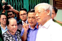 Tổng Bí thư, Chủ tịch nước Nguyễn Phú Trọng trò chuyện với bà Đặng Thị Thiệp (vợ Anh hùng Trần Văn Lai), Trần Vũ Bình (con trai) và Trần Trọng Nghĩa (cháu nội) trong chuyến thăm Di tích lịch sử văn hóa Quốc gia Hầm chứa vũ khí Biệt động Sài Gòn của gia đình Anh hùng Trần Văn Lai vào ngày 31/1/2018.