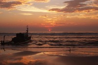 Bãi Đông: Biển xanh rạng rỡ