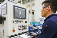 Việc ứng dụng thành tựu của cách mạng công nghiệp 4.0 sẽ giúp doanh nghiệp cải thiện khả năng cạnh tranh. Trong ảnh: Sản xuất tại Công ty GE Hải Phòng. Ảnh: Đức Thanh