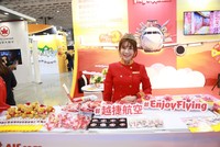 Gian hàng Vietjet với nhiều phần quà và hoạt động thú vị.