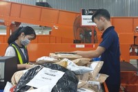 Tỷ lệ người Việt Nam mua sắm trực tuyến ngày càng gia tăng, với gần 1/3 dân số. (Ảnh: Trung tâm phân loại hàng hóa của Lazada, DN lớn về thương mại điện tử).