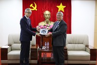 Chủ tịch của JBAH tặng quà lưu niệm cho lãnh đạo tỉnh Bình Dương