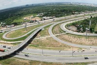 Nhiều cò đất lợi dụng các công trình hạ tầng để tạo sốt đất. Ảnh: Lê Toàn