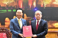 Chủ tịch Phan Ngọc Thọ trao giấy chứng nhận đăng ký đầu tư cho đại diện Công ty Billion Max Việt Nam