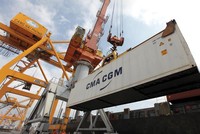 Với ảnh hưởng của cuộc chiến thương mại Mỹ - Trung, môi trường thế giới đang có nhiều xáo động, thì trong trung và dài hạn, Việt Nam được lợi nhiều nhất về đầu tư, nhưng tích cực hay tiêu cực là do lựa chọn của chúng ta.