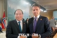 Thủ tướng Nguyễn Xuân Phúc gặp Thủ tướng Italy Giuseppe Conte trong chương trình tham dự Hội nghị Thượng đỉnh Nhóm các nước công nghiệp phát triển hàng đầu thế giới (G7) mở rộng và thăm Canada, ngày 9/6/2018, tại thành phố Charlevoix, Canada (Ảnh: TTXVN)