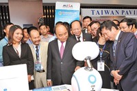 Thủ tướng Nguyễn Xuân Phúc tham quan triển lãm thành tựu kinh tế tư nhân trước thềm Diễn đàn Kinh tế Việt Nam 2019.